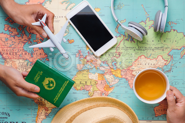 신체부위 JPG 포토 하이앵글 해외이미지 들기 밀짚모자 비행기모형 세계지도 손 스마트폰 실내 여권 여행 잡기 찻잔 헤드폰