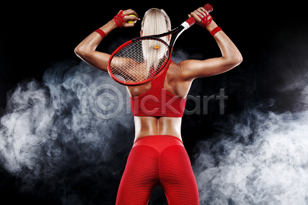 성인 성인여자한명만 여자 한명 JPG 뒷모습 포토 해외이미지 검은배경 근육 들기 상반신 서기 실내 테니스 테니스공 테니스라켓 테니스복