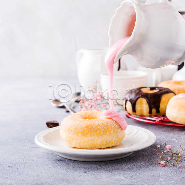 달콤 사람없음 JPG 포토 해외이미지 도넛 디저트 붓기 유리주전자 접시 초콜릿 회색배경