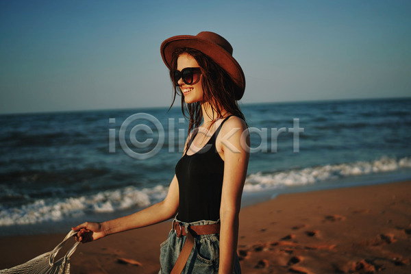 여유 휴식 성인 성인여자한명만 여자 한명 JPG 옆모습 포토 해외이미지 들기 미소(표정) 바캉스 상반신 선글라스 야외 여름(계절) 여름휴가 주간 해변