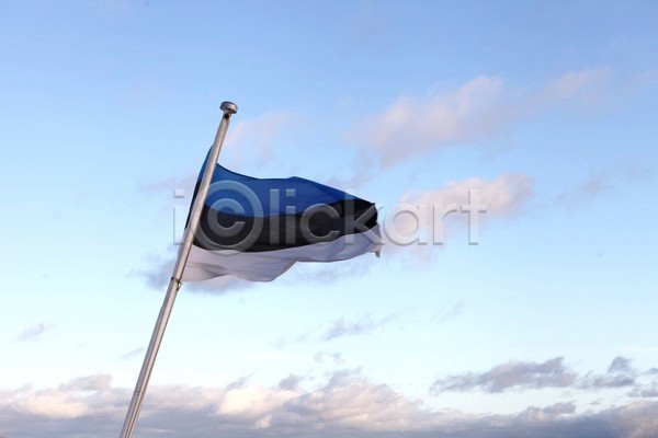 애국심 자유 사람없음 JPG 포토 해외이미지 가로 검은색 국기 깃대 깃발 독립 맑음 바다 바람 배너 백그라운드 삼색 세계 심볼 에스토니아 여름(계절) 여행 유럽 전국 줄무늬 직물 카피스페이스 파도 파란색 표준 하늘 휘장 흰색