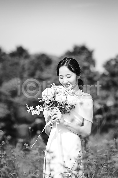 사랑 20대 성인 성인여자한명만 여자 한국인 한명 JPG 앞모습 포토 흑백 결혼 꽃밭 눈감음 들기 미소(표정) 부케 상반신 신부(웨딩) 야외 웨딩드레스 웨딩촬영 제주도 주간 향기