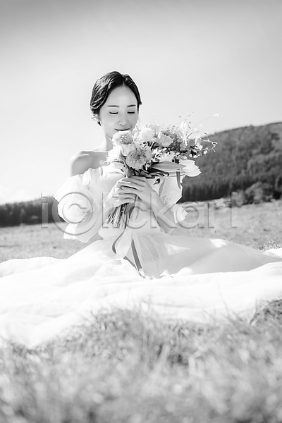사랑 20대 성인 성인여자한명만 여자 한국인 한명 JPG 앞모습 포토 흑백 결혼 눈감음 들기 부케 상반신 신부(웨딩) 앉기 야외 웨딩드레스 웨딩촬영 제주도 주간 초원(자연) 하늘 향기