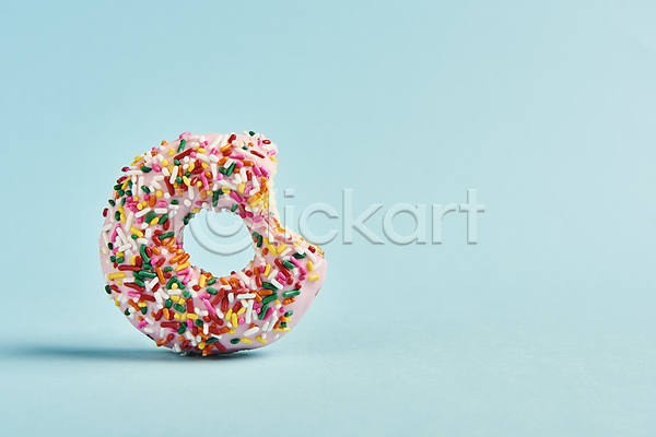 달콤 사람없음 JPG 포토 그림자 도넛 도넛츠 디저트 스튜디오촬영 스프링클 실내 이빨자국 토핑 파란배경