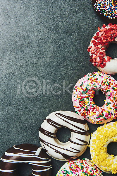 달콤 사람없음 JPG 포토 하이앵글 검은배경 도넛 도넛츠 디저트 스튜디오촬영 스프링클 실내 종류 카피스페이스 토핑