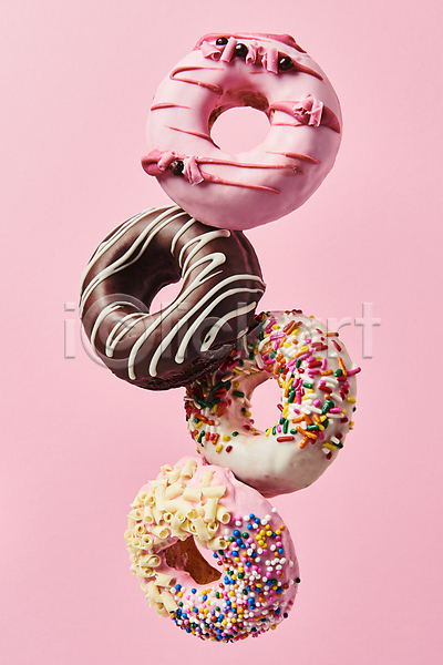 달콤 사람없음 JPG 포토 공중 도넛 도넛츠 디저트 분홍색배경 스튜디오촬영 스프링클 실내 여러개 종류 토핑
