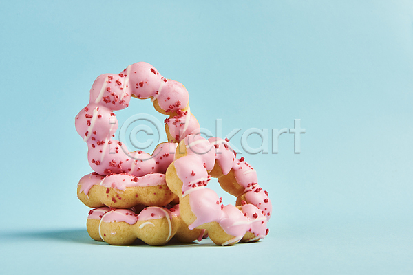 달콤 사람없음 JPG 포토 그림자 도넛 도넛츠 디저트 스튜디오촬영 스프링클 실내 쌓기 토핑 파란배경