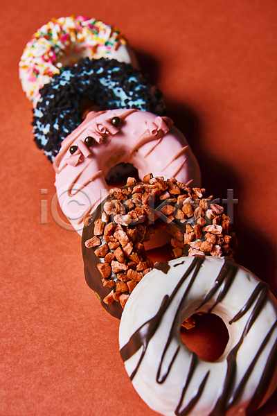 달콤 사람없음 JPG 포토 그림자 도넛 도넛츠 디저트 빨간배경 스튜디오촬영 스프링클 실내 일렬 종류 토핑