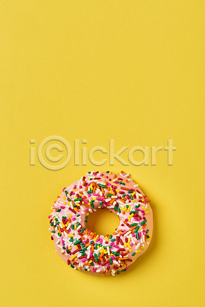 달콤 사람없음 JPG 포토 하이앵글 노란배경 도넛 도넛츠 디저트 스튜디오촬영 스프링클 실내 카피스페이스 토핑 한개