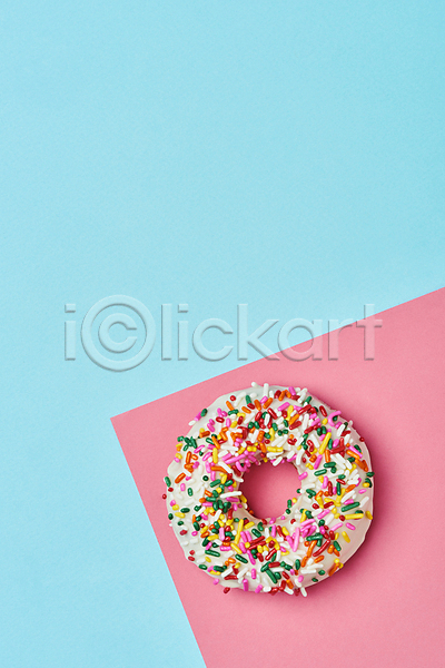 달콤 사람없음 JPG 포토 하이앵글 도넛 도넛츠 디저트 분홍색 스튜디오촬영 스프링클 실내 종이 카피스페이스 토핑 파란배경 한개