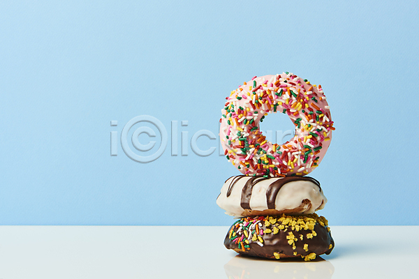 달콤 사람없음 JPG 포토 도넛 도넛츠 디저트 세개 스튜디오촬영 스프링클 실내 쌓기 토핑 파란배경