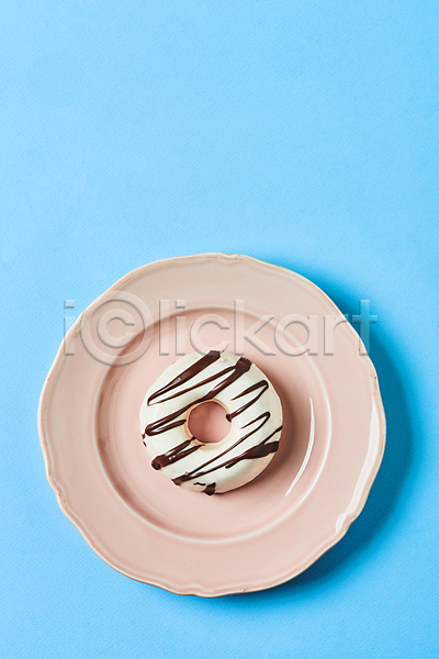 달콤 사람없음 JPG 포토 하이앵글 도넛 도넛츠 디저트 스튜디오촬영 실내 접시 카피스페이스 파란배경 한개