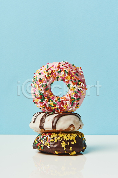 달콤 사람없음 JPG 포토 도넛 도넛츠 디저트 세개 스튜디오촬영 스프링클 실내 쌓기 토핑 파란배경