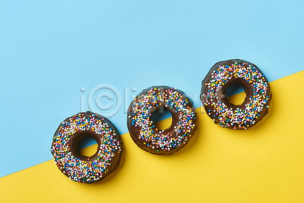 달콤 사람없음 JPG 포토 하이앵글 노란배경 도넛 도넛츠 디저트 세개 스튜디오촬영 스프링클 실내 일렬 토핑 파란배경