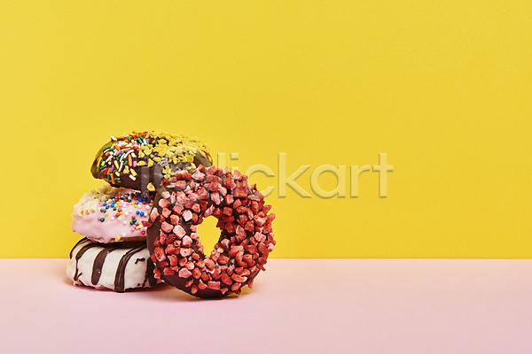 달콤 사람없음 JPG 포토 노란배경 도넛 도넛츠 디저트 분홍색배경 스튜디오촬영 스프링클 실내 쌓기 여러개 토핑