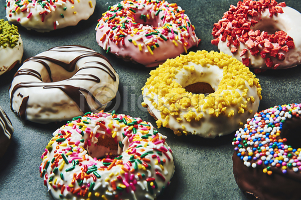 달콤 사람없음 JPG 포토 검은배경 도넛 도넛츠 디저트 스튜디오촬영 스프링클 실내 여러개 종류 토핑