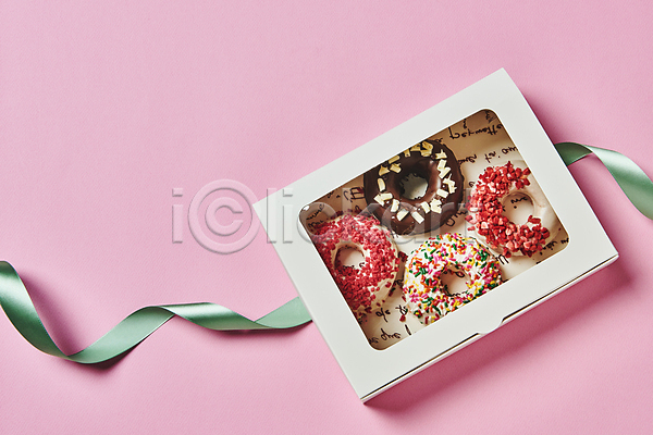 달콤 사람없음 JPG 포토 하이앵글 담기 도넛 도넛츠 디저트 리본 분홍색배경 선물상자 스튜디오촬영 스프링클 실내 여러개 종이상자 토핑