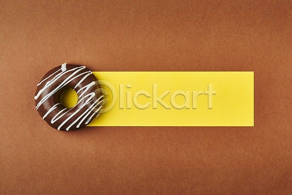 달콤 사람없음 JPG 포토 하이앵글 갈색 갈색배경 노란색 도넛 도넛츠 디저트 스튜디오촬영 실내 종이 카피스페이스 한개