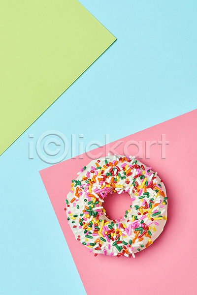 달콤 사람없음 JPG 포토 하이앵글 도넛 도넛츠 디저트 분홍색 스튜디오촬영 스프링클 실내 연두색 종이 토핑 파란배경 한개