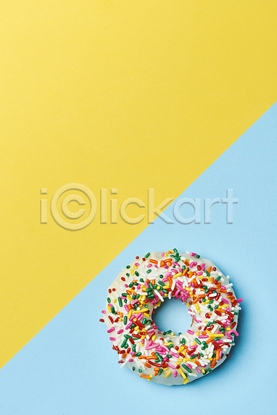달콤 사람없음 JPG 포토 하이앵글 노란배경 도넛 도넛츠 디저트 스튜디오촬영 스프링클 실내 카피스페이스 토핑 파란배경 한개