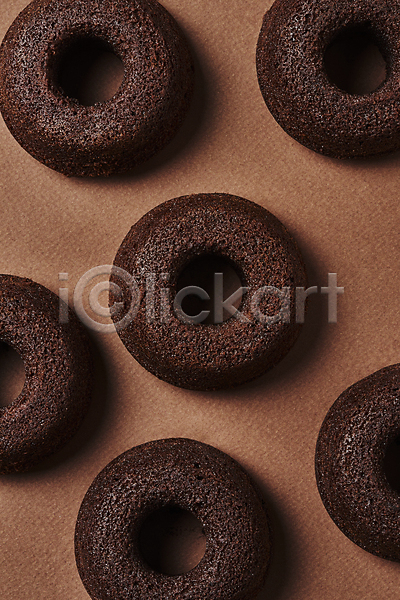 달콤 사람없음 JPG 포토 하이앵글 갈색배경 도넛 도넛츠 디저트 스튜디오촬영 실내 여러개 초코맛