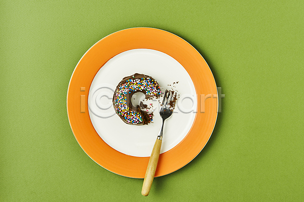 달콤 사람없음 JPG 포토 하이앵글 도넛 도넛츠 디저트 먹기 부스러기 스튜디오촬영 스프링클 실내 접시 초록배경 토핑 포크 한개