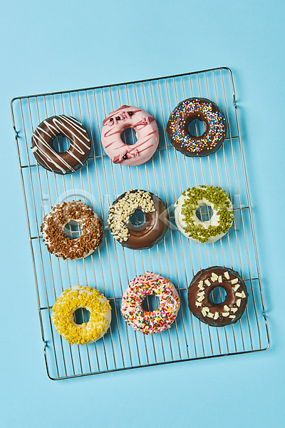 달콤 사람없음 JPG 포토 하이앵글 그림자 도넛 도넛츠 디저트 스튜디오촬영 스프링클 식힘망 실내 여러개 일렬 종류 토핑 파란배경
