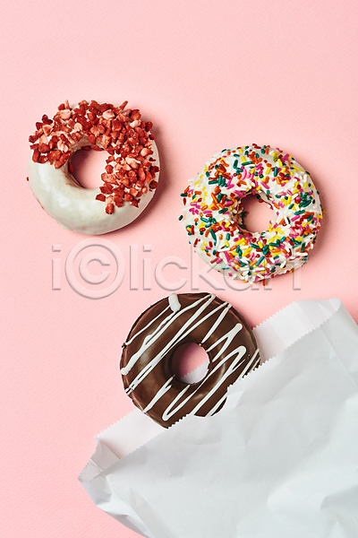 달콤 사람없음 JPG 포토 하이앵글 도넛 도넛츠 디저트 분홍색배경 세개 스튜디오촬영 스프링클 실내 쏟아짐 종이봉투 토핑