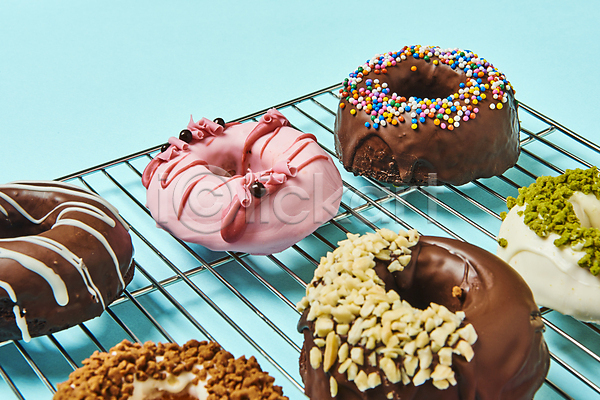 달콤 사람없음 JPG 포토 도넛 도넛츠 디저트 스튜디오촬영 스프링클 식힘망 실내 여러개 종류 토핑 파란배경