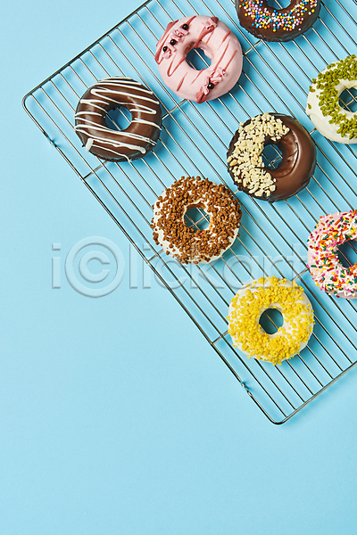 달콤 사람없음 JPG 포토 하이앵글 도넛 도넛츠 디저트 스튜디오촬영 스프링클 식힘망 실내 여러개 일렬 카피스페이스 토핑 파란배경