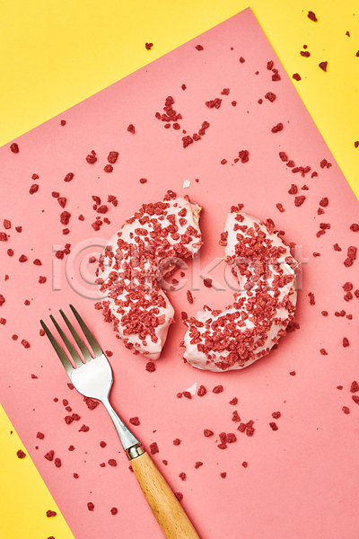 달콤 사람없음 JPG 포토 하이앵글 노란배경 도넛 도넛츠 디저트 분홍색 스튜디오촬영 스프링클 실내 자르기 종이 토핑 포크 흩어짐