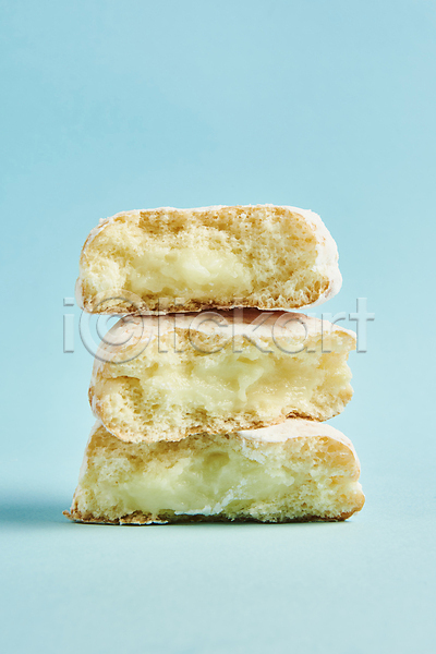 달콤 사람없음 JPG 포토 단면 도넛 도넛츠 디저트 세개 스튜디오촬영 실내 쌓기 크림 파란배경