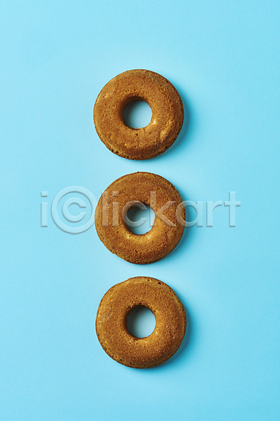 달콤 사람없음 JPG 포토 하이앵글 도넛 도넛츠 디저트 세개 스튜디오촬영 실내 파란배경
