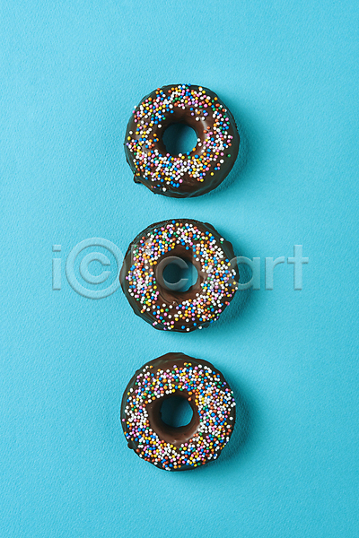 달콤 사람없음 JPG 포토 하이앵글 도넛 도넛츠 디저트 세개 스튜디오촬영 스프링클 실내 일렬 초콜릿 토핑 파란배경