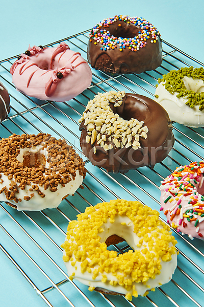 달콤 사람없음 JPG 포토 도넛 도넛츠 디저트 스튜디오촬영 스프링클 식힘망 실내 여러개 종류 토핑 파란배경