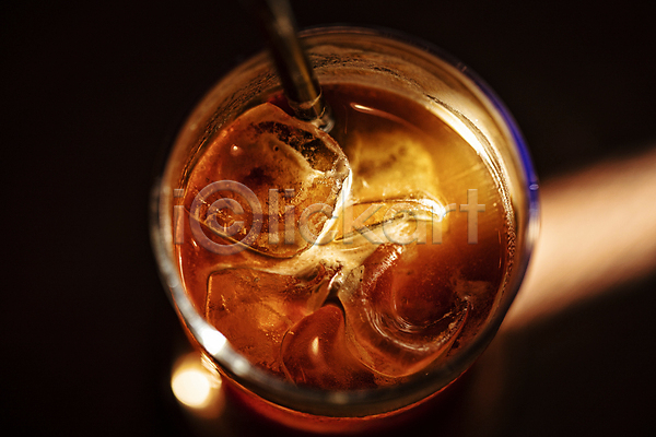 차가움 사람없음 JPG 근접촬영 포토 하이앵글 빛 빨대 실내 아이스아메리카노 어둠 얼음 커피 커피잔 한잔