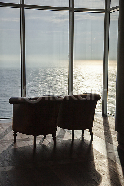 사람없음 JPG 포토 그림자 바다 발코니 실내 어둠 의자 주간 창가 하늘 햇빛