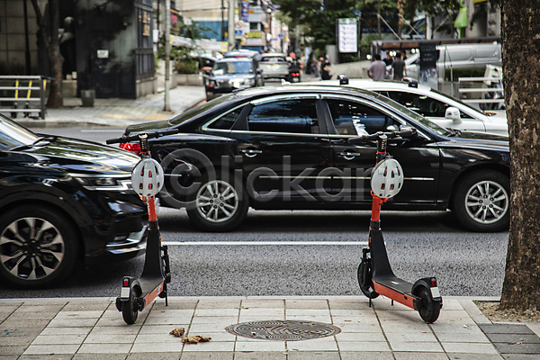 사람없음 JPG 포토 나무 도로 도시풍경 맨홀 맨홀뚜껑 보행로 서울 스마트모빌리티 야외 자동차 전동퀵보드 주간 헬멧