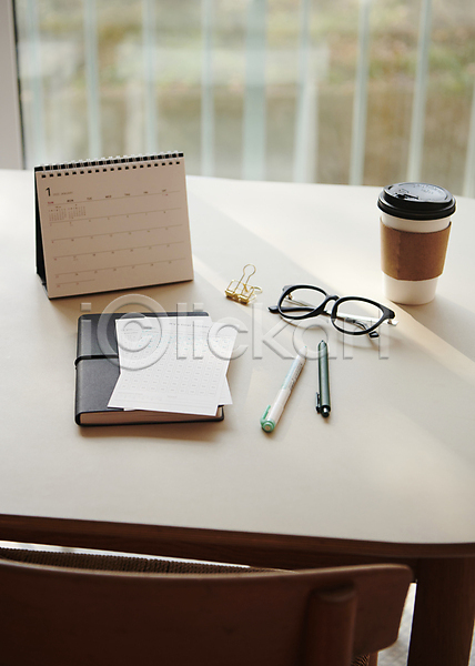 계획 목표 사람없음 JPG 포토 다이어리 새해 서류집게 실내 안경 오브젝트 의자 종이 창가 책상 커피 탁상달력 테이크아웃컵 펜 형광펜