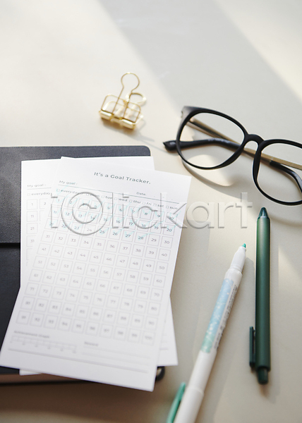 계획 목표 사람없음 JPG 포토 계획표 그림자 다이어리 새해 서류집게 실내 안경 오브젝트 종이 펜 햇빛 형광펜 흰배경