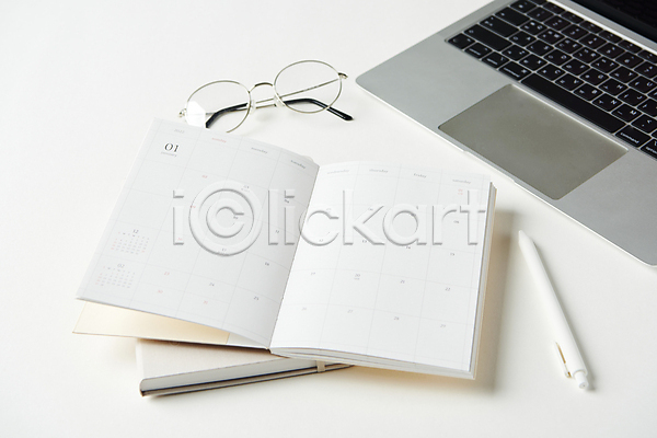 계획 목표 사람없음 JPG 포토 계획표 노트북 다이어리 달력 새해 스튜디오촬영 실내 안경 오브젝트 펜 흰배경