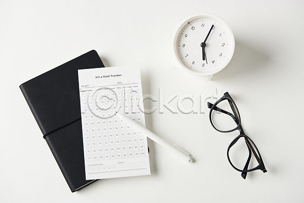 계획 목표 사람없음 JPG 포토 하이앵글 계획표 다이어리 새해 스튜디오촬영 실내 안경 연필 오브젝트 종이 탁상시계 펜 흰배경