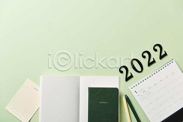 계획 목표 사람없음 JPG 포토 하이앵글 2022년 다이어리 메모지 새해 숫자 스튜디오촬영 실내 오브젝트 초록배경 카피스페이스 탁상달력 펜