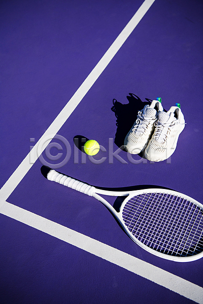 사람없음 JPG 포토 하이앵글 그림자 야외 오브젝트 주간 테니스 테니스공 테니스라켓 테니스용품 테니스장 테니스화 한켤레