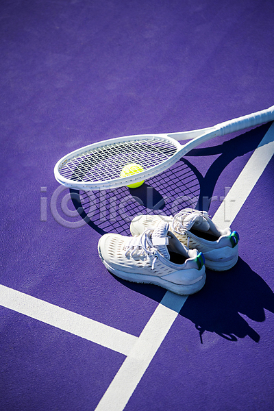 사람없음 JPG 포토 하이앵글 그림자 야외 오브젝트 주간 테니스 테니스공 테니스라켓 테니스용품 테니스장 테니스화 한켤레