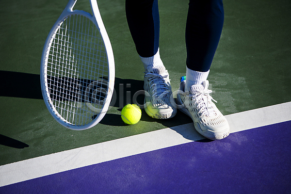 신체부위 JPG 앞모습 포토 그림자 다리(신체부위) 서기 야외 주간 테니스 테니스공 테니스라켓 테니스용품 테니스장 테니스화