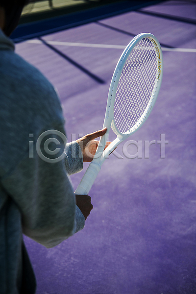 준비 20대 성인 성인여자한명만 여자 한국인 한명 JPG 뒷모습 포토 들기 상반신 야외 주간 준비자세 테니스 테니스라켓 테니스용품 테니스장