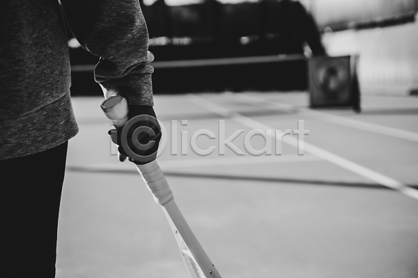 20대 성인 성인여자한명만 여자 한국인 한명 JPG 뒷모습 아웃포커스 포토 흑백 들기 상반신 손 야외 주간 테니스 테니스라켓 테니스용품 테니스장