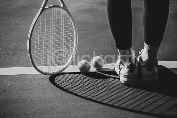 신체부위 JPG 뒷모습 포토 흑백 그림자 다리(신체부위) 서기 야외 주간 테니스 테니스공 테니스라켓 테니스용품 테니스장 테니스화