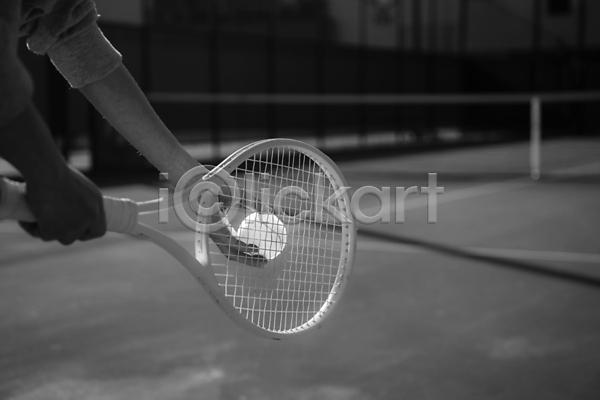 준비 신체부위 JPG 아웃포커스 포토 흑백 들기 서브 손 야외 주간 준비자세 테니스 테니스공 테니스라켓 테니스용품 테니스장